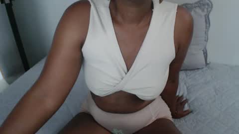 Snapshot of roushlove chatting on 02/19/25, 01:50 luxa online show from 02/19/25, 01:50