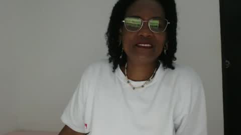 Snapshot of roushlove chatting on 10/12/25, 04:17 luxa online show from 10/12/25, 04:17