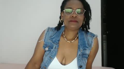 Snapshot of roushlove chatting on 10/14/25, 01:12 luxa online show from 10/14/25, 01:12
