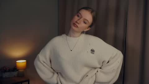 Snapshot of rowenacroyle chatting on 02/11/25, 01:09 Stella online show from 02/11/25, 01:09