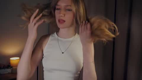 Snapshot of rowenacroyle chatting on 02/12/25, 07:13 Stella online show from 02/12/25, 07:13