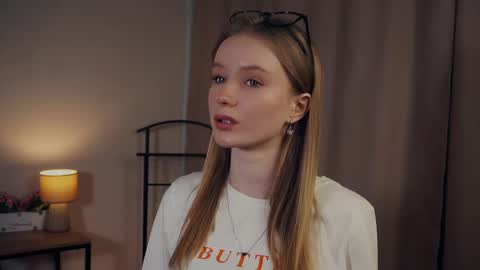 Snapshot of rowenacroyle chatting on 02/13/25, 12:43 Stella online show from 02/13/25, 12:43