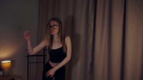 Snapshot of rowenacroyle chatting on 02/13/25, 06:48 Stella online show from 02/13/25, 06:48