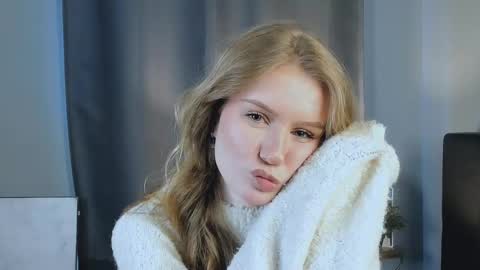 Snapshot of rowenacroyle chatting on 02/17/25, 01:53 Stella online show from 02/17/25, 01:53