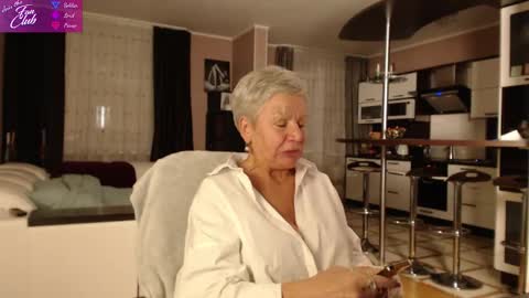 Snapshot of roxana_brooks chatting on 12/15/24, 07:10 Roxana online show from 12/15/24, 07:10