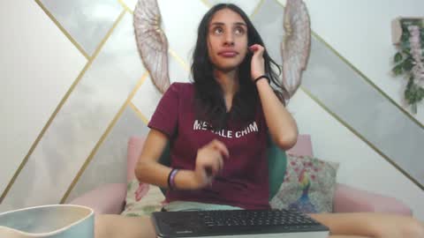 Snapshot of roxana_cyrano chatting on 01/03/25, 07:39 online show from 01/03/25, 07:39