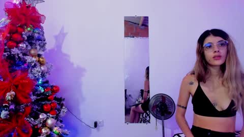 Snapshot of roxanajames__ chatting on 12/04/24, 04:27 roxy online show from 12/04/24, 04:27