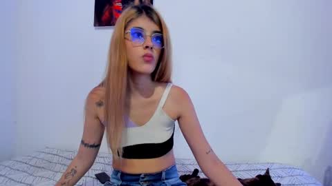 Snapshot of roxanajames__ chatting on 03/12/25, 06:33 roxy online show from 03/12/25, 06:33