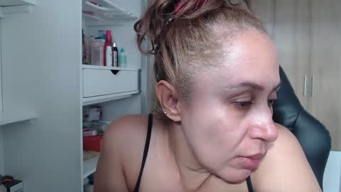 Snapshot of roxanalove7 chatting on 12/29/24, 08:37 Roxana online show from 12/29/24, 08:37