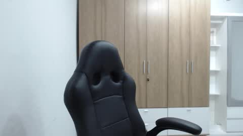 Snapshot of roxanalove7 chatting on 12/16/25, 07:19 Roxana online show from 12/16/25, 07:19