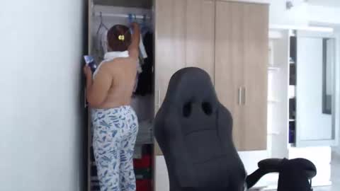 Snapshot of roxanalove7 chatting on 12/17/25, 05:30 Roxana online show from 12/17/25, 05:30