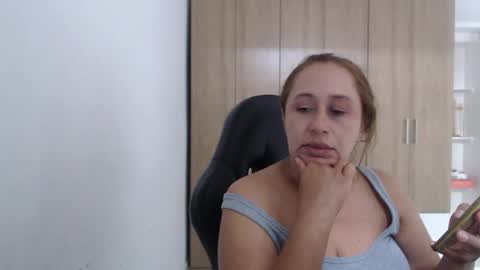 Snapshot of roxanalove7 chatting on 04/19/26, 07:16 Roxana online show from 04/19/26, 07:16
