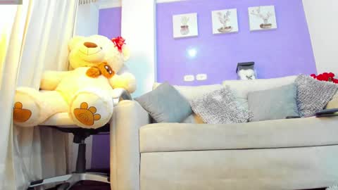Snapshot of roxanneevans_ chatting on 02/19/25, 01:28 Roxanne evans Schedule 700 -1400GTM-5 online show from 02/19/25, 01:28