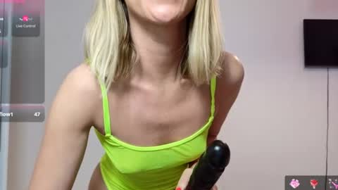 Snapshot of roxannequin chatting on 06/11/26, 04:27 roxanne online show from 06/11/26, 04:27