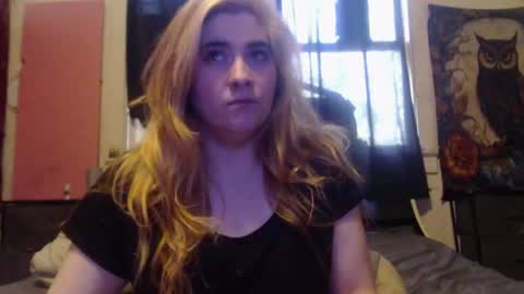 Snapshot of roxanneroulette chatting on 09/08/25, 03:33 Silver online show from 09/08/25, 03:33