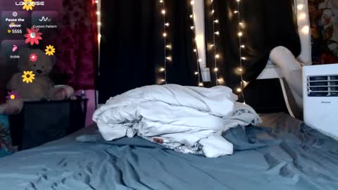 Snapshot of roxanneroulette chatting on 07/13/26, 01:52 Silver online show from 07/13/26, 01:52