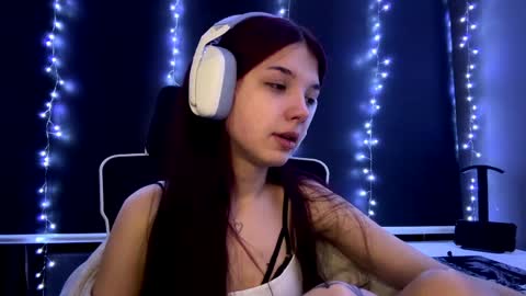 Snapshot of roxiepiurkowski chatting on 05/23/26, 03:16 Hana online show from 05/23/26, 03:16