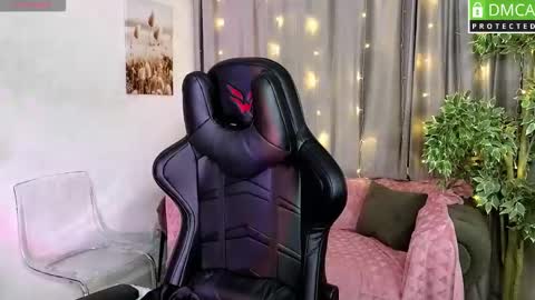 Snapshot of roxy_foxi chatting on 11/24/25, 01:05 Roxy fiery online show from 11/24/25, 01:05