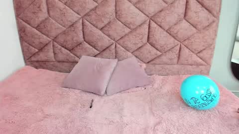 roxy_jones_ online show from 02/02/25, 05:37