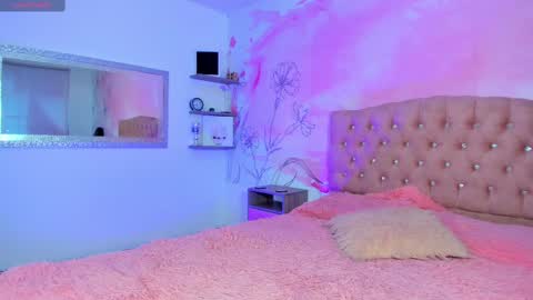 roxy_jones_ online show from 03/04/25, 07:32