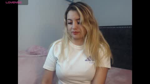 Snapshot of roxy_love21 chatting on 10/23/25, 02:00 Rox online show from 10/23/25, 02:00