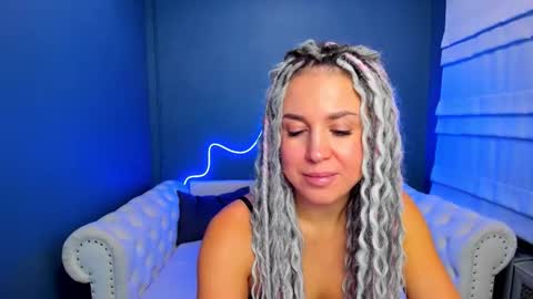 Snapshot of roxy_mars chatting on 10/28/25, 01:42 Roxy online show from 10/28/25, 01:42