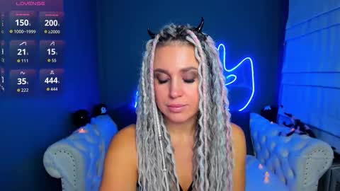 Snapshot of roxy_mars chatting on 10/31/25, 01:28 Roxy online show from 10/31/25, 01:28