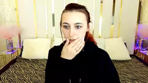 Snapshot of roxy_rayy chatting on 10/14/25, 01:12 roxy_rayy online show from 10/14/25, 01:12