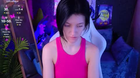 Snapshot of roxy_riot_ chatting on 10/28/25, 01:31 roxy_riot_ online show from 10/28/25, 01:31