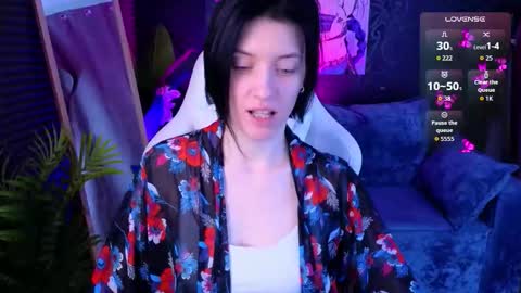 Snapshot of roxy_riot_ chatting on 11/13/25, 01:37 roxy_riot_ online show from 11/13/25, 01:37