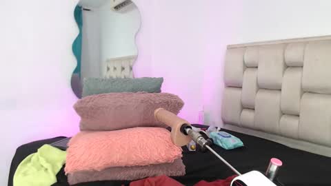 Snapshot of roxy_smith69 chatting on 10/04/25, 11:25 Roxy smith69 online show from 10/04/25, 11:25