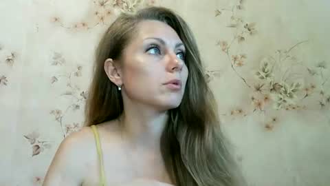 Snapshot of roxyfox18x01 chatting on 06/14/26, 08:27 roxyfox18x01 online show from 06/14/26, 08:27