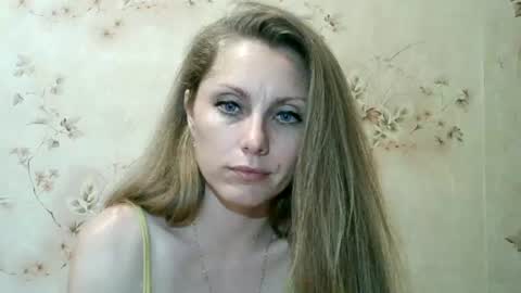 Snapshot of roxyfox18x01 chatting on 06/15/26, 08:00 roxyfox18x01 online show from 06/15/26, 08:00