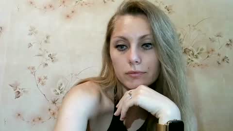 Snapshot of roxyfox18x01 chatting on 06/17/26, 07:22 roxyfox18x01 online show from 06/17/26, 07:22