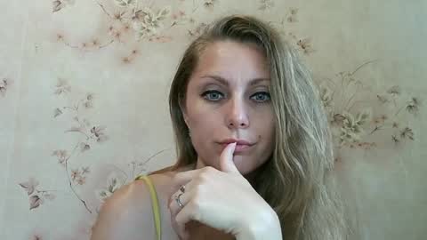 Snapshot of roxyfox18x01 chatting on 07/12/26, 08:38 roxyfox18x01 online show from 07/12/26, 08:38