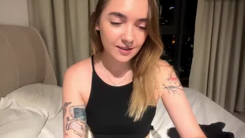Snapshot of roxysweetdream chatting on 05/20/26, 02:45 Roxy online show from 05/20/26, 02:45