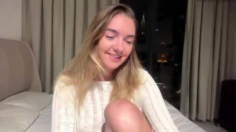 Snapshot of roxysweetdream chatting on 05/25/26, 02:45 Roxy online show from 05/25/26, 02:45