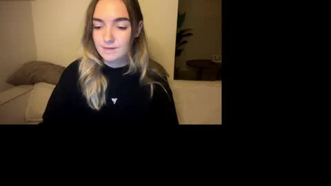 Snapshot of roxysweetdream chatting on 06/05/26, 12:33 Roxy online show from 06/05/26, 12:33