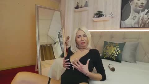 Snapshot of rubydivine_ chatting on 11/22/25, 05:17 Ruby Divine online show from 11/22/25, 05:17