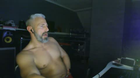 Chico que rico Caliente online show from 02/04/25, 01:34