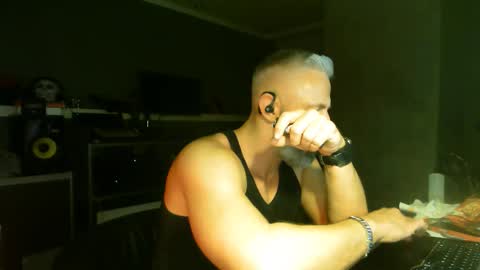 Chico que rico Caliente online show from 10/15/25, 03:39