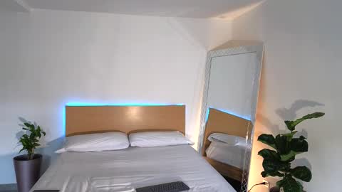  R U S S E L L  online show from 09/11/25, 07:58