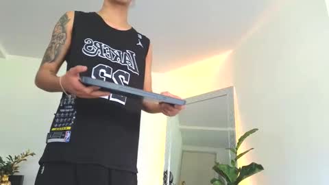  R U S S E L L  online show from 09/29/25, 12:54