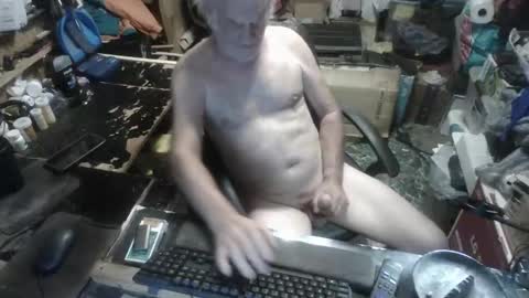 Snapshot of russtenail21 chatting on 09/13/25, 10:42 Russtenail21 online show from 09/13/25, 10:42