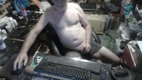 Snapshot of russtenail21 chatting on 09/22/25, 04:31 Russtenail21 online show from 09/22/25, 04:31