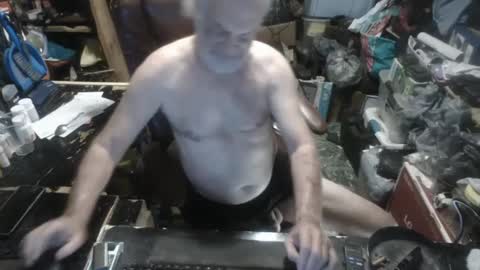 Snapshot of russtenail21 chatting on 10/16/25, 09:05 Russtenail21 online show from 10/16/25, 09:05