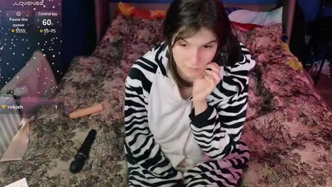 Snapshot of ruyjin_choi chatting on 12/19/24, 04:02 Ruyjin online show from 12/19/24, 04:02