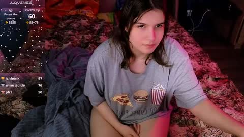 Snapshot of ruyjin_choi chatting on 12/25/24, 10:48 Ruyjin online show from 12/25/24, 10:48