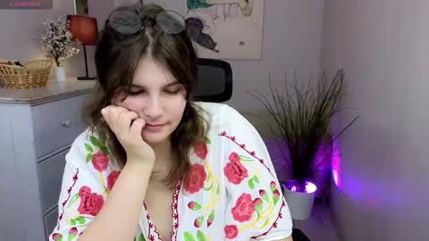 Snapshot of ruyjin_choi chatting on 11/18/25, 10:52 Ruyjin online show from 11/18/25, 10:52