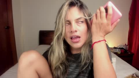 Snapshot of s_u_n_r_i_s_e_e chatting on 12/16/24, 02:15 Leslie Beltrn online show from 12/16/24, 02:15